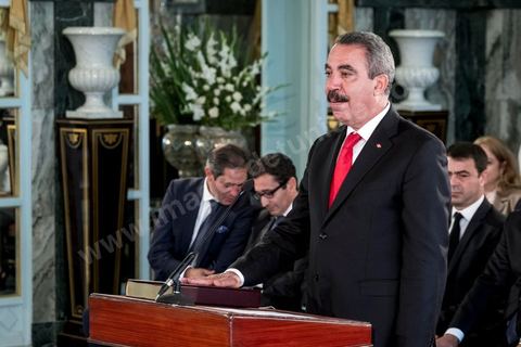 27 aout 2016 : à la prestation de serment du nouveau gouvernement de Youssef Chahed devant le Président de la République Béji Caïd Essebsi à Carthage. Au lendemain du vote de confiance à l'ARP, les membres du nouveau gouvernement se sont rendus à Carthage pour la prestation de serment et la photo de groupe du gouvernement. Le gouvernement a obtenu 167 voix de confiance et 22 députés ont voté contre et 5 autres ont préféré s’abstenir.