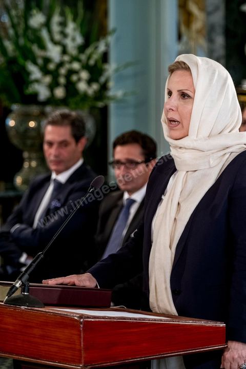 27 aout 2016 : Selma Elloumi Rekik, ministre du Tourisme et de l’Artisanat, à la prestation de serment du nouveau gouvernement de Youssef Chahed devant le Président de la République Béji Caïd Essebsi à Carthage. Au lendemain du vote de confiance à l'ARP, les membres du nouveau gouvernement se sont rendus à Carthage pour la prestation de serment et la photo de groupe du gouvernement. Le gouvernement a obtenu 167 voix de confiance et 22 députés ont voté contre et 5 autres ont préféré s’abstenir.