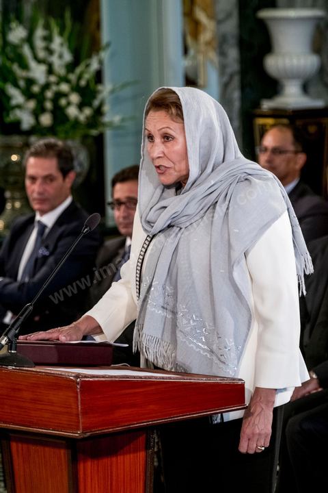 27 aout 2016 : Néziha Laâbidi, ministre de la Femme, de la Famille et de l’Enfance, à la prestation de serment du nouveau gouvernement de Youssef Chahed devant le Président de la République Béji Caïd Essebsi à Carthage. Au lendemain du vote de confiance à l'ARP, les membres du nouveau gouvernement se sont rendus à Carthage pour la prestation de serment et la photo de groupe du gouvernement. Le gouvernement a obtenu 167 voix de confiance et 22 députés ont voté contre et 5 autres ont préféré s’abstenir.