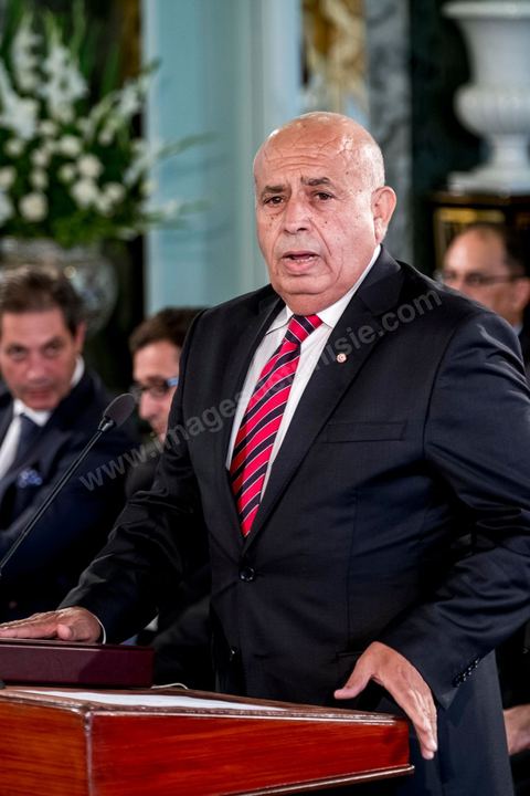 27 aout 2016 : à la prestation de serment du nouveau gouvernement de Youssef Chahed devant le Président de la République Béji Caïd Essebsi à Carthage. Au lendemain du vote de confiance à l'ARP, les membres du nouveau gouvernement se sont rendus à Carthage pour la prestation de serment et la photo de groupe du gouvernement. Le gouvernement a obtenu 167 voix de confiance et 22 députés ont voté contre et 5 autres ont préféré s’abstenir.