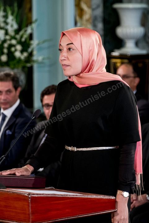 27 aout 2016 : Sayida Ounissi, secrétaire d'Etat chargée de l'Initative privée au minsitère de la Formation professionnelle, à la prestation de serment du nouveau gouvernement de Youssef Chahed devant le Président de la République Béji Caïd Essebsi à Carthage. Au lendemain du vote de confiance à l'ARP, les membres du nouveau gouvernement se sont rendus à Carthage pour la prestation de serment et la photo de groupe du gouvernement. Le gouvernement a obtenu 167 voix de confiance et 22 députés ont voté contre et 5 autres ont préféré s’abstenir.