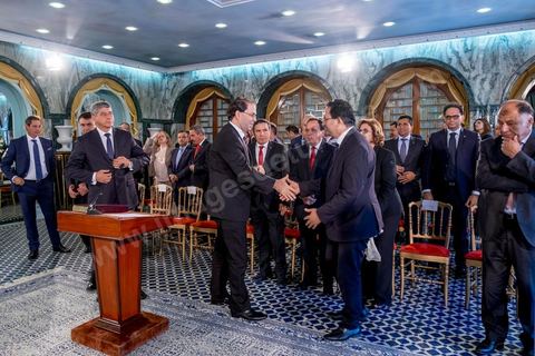 27 aout 2016 : Youssef Chahed, Premier Ministre, entouré de son gouvernement à la prestation de serment du nouveau gouvernement de Youssef Chahed devant le Président de la République Béji Caïd Essebsi à Carthage. Au lendemain du vote de confiance à l'ARP, les membres du nouveau gouvernement se sont rendus à Carthage pour la prestation de serment et la photo de groupe du gouvernement. Le gouvernement a obtenu 167 voix de confiance et 22 députés ont voté contre et 5 autres ont préféré s’abstenir.