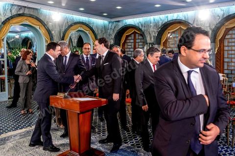 27 aout 2016 : Youssef Chahed, Premier Ministre, entouré de son gouvernement à la prestation de serment du nouveau gouvernement de Youssef Chahed devant le Président de la République Béji Caïd Essebsi à Carthage. Au lendemain du vote de confiance à l'ARP, les membres du nouveau gouvernement se sont rendus à Carthage pour la prestation de serment et la photo de groupe du gouvernement. Le gouvernement a obtenu 167 voix de confiance et 22 députés ont voté contre et 5 autres ont préféré s’abstenir.