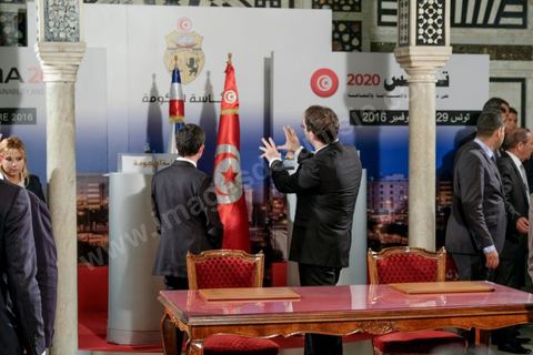 28 novembre 2016 : À la veille de la conférence internationale Tunisia 2020, Manuel Valls, Premier ministre français, était aux côtés de son homologue Youssef Chahed au Palais de la Kasbah à Tunis, à l’occasion de la signature d’une panoplie d’accords entre la Tunisie et la France, dans le cadre de la coopération économique unissant les deux pays.