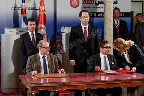 28 novembre 2016 : À la veille de la conférence internationale Tunisia 2020, Manuel Valls, Premier ministre français, était aux côtés de son homologue Youssef Chahed au Palais de la Kasbah à Tunis, à l’occasion de la signature d’une panoplie d’accords entre la Tunisie et la France, dans le cadre de la coopération économique unissant les deux pays.