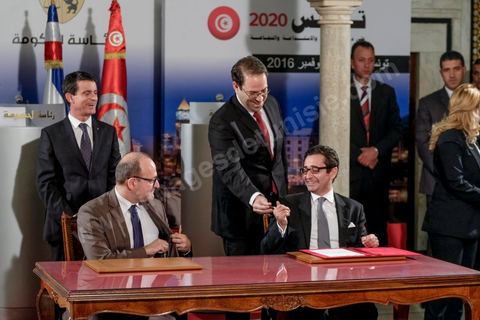28 novembre 2016 : À la veille de la conférence internationale Tunisia 2020, Manuel Valls, Premier ministre français, était aux côtés de son homologue Youssef Chahed au Palais de la Kasbah à Tunis, à l’occasion de la signature d’une panoplie d’accords entre la Tunisie et la France, dans le cadre de la coopération économique unissant les deux pays.