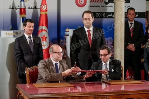 28 novembre 2016 : À la veille de la conférence internationale Tunisia 2020, Manuel Valls, Premier ministre français, était aux côtés de son homologue Youssef Chahed au Palais de la Kasbah à Tunis, à l’occasion de la signature d’une panoplie d’accords entre la Tunisie et la France, dans le cadre de la coopération économique unissant les deux pays.