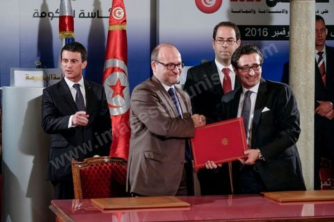 28 novembre 2016 : À la veille de la conférence internationale Tunisia 2020, Manuel Valls, Premier ministre français, était aux côtés de son homologue Youssef Chahed au Palais de la Kasbah à Tunis, à l’occasion de la signature d’une panoplie d’accords entre la Tunisie et la France, dans le cadre de la coopération économique unissant les deux pays.
