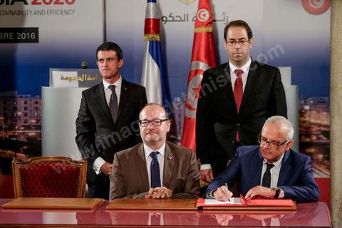 28 novembre 2016 : À la veille de la conférence internationale Tunisia 2020, Manuel Valls, Premier ministre français, était aux côtés de son homologue Youssef Chahed au Palais de la Kasbah à Tunis, à l’occasion de la signature d’une panoplie d’accords entre la Tunisie et la France, dans le cadre de la coopération économique unissant les deux pays.