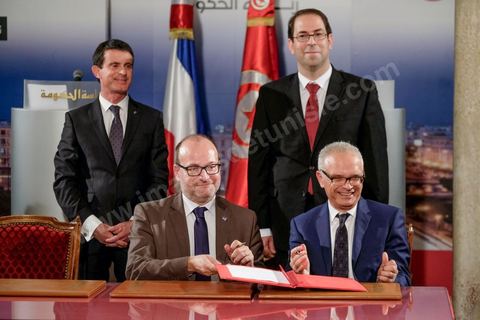 28 novembre 2016 : À la veille de la conférence internationale Tunisia 2020, Manuel Valls, Premier ministre français, était aux côtés de son homologue Youssef Chahed au Palais de la Kasbah à Tunis, à l’occasion de la signature d’une panoplie d’accords entre la Tunisie et la France, dans le cadre de la coopération économique unissant les deux pays.