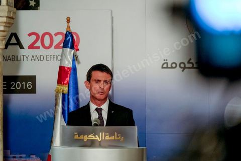 28 novembre 2016 : À la veille de la conférence internationale Tunisia 2020, Manuel Valls, Premier ministre français, était aux côtés de son homologue Youssef Chahed au Palais de la Kasbah à Tunis, à l’occasion de la signature d’une panoplie d’accords entre la Tunisie et la France, dans le cadre de la coopération économique unissant les deux pays.