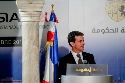 28 novembre 2016 : À la veille de la conférence internationale Tunisia 2020, Manuel Valls, Premier ministre français, était aux côtés de son homologue Youssef Chahed au Palais de la Kasbah à Tunis, à l’occasion de la signature d’une panoplie d’accords entre la Tunisie et la France, dans le cadre de la coopération économique unissant les deux pays.