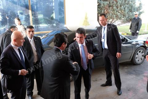 29 novembre 2016 : Manuel Valls, Premier ministre français, à la Cérémonie d'ouverture de la Conférence Tunisia 2020 par président Tunisien Beji Caid Essebsi, avec Emir du Qatar, Premiers Ministres tunisien, français et algérien.