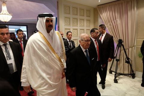 29 novembre 2016 : l'Emir du Qatar Tamim ben Hamad Al Thani et le président tunisien Béji Caid Essebsi à la Cérémonie d'ouverture de la Conférence Tunisia 2020 par président Tunisien Beji Caid Essebsi, avec Emir du Qatar, Premiers Ministres tunisien, français et algérien.