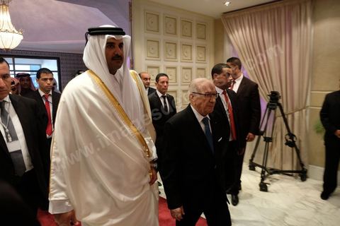 29 novembre 2016 : l'Emir du Qatar Tamim ben Hamad Al Thani et le président tunisien Béji Caid Essebsi à la Cérémonie d'ouverture de la Conférence Tunisia 2020 par président Tunisien Beji Caid Essebsi, avec Emir du Qatar, Premiers Ministres tunisien, français et algérien.
