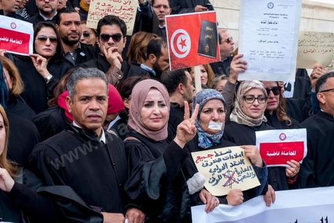 6 décémbre 2016 : Plus de 2.000 avocats ont manifesté mardi à Tunis contre les nouvelles dispositions fiscales qui leur ont été imposées dans le projet de budget 2017, actuellement examiné par le Parlement."Avec notre âme, avec notre sang nous défendrons le métier d'avocat", ont crié les manifestants en robe noire devant le siège du gouvernement à la Kasbah, dans le centre de Tunis, après une marche de quelques centaines de mètres."Les avocats sont en colère!", "Nous n'allons pas financer votre corruption", pouvait-on lire sur des pancartes brandies par les protestataires, dont beaucoup jugent les nouvelles mesures "injustes" et "inapplicables".En cause, des taxes imposées pour chaque dossier traité, pouvant être déduites de l'impôt sur le revenu et prévues dans le projet de loi de finances 2017.Ce mouvement ne fait toutefois pas l'unanimité, et sur les réseaux sociaux comme dans certains médias, les protestations des avocats ont été considérées comme une volonté de bénéficier d'un traitement spécial. Selon le webzine Inkyfada, qui a analysé des données officielles, 60% des avocats enregistrés n'ont pas déclaré d'impôts en 2015, et "les avocats en règle paient en moyenne 228 dinars (92 euros) d'impôt sur le revenu par mois".