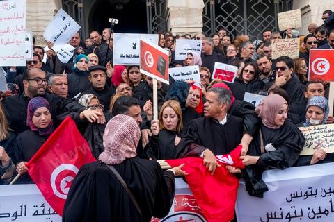 6 décémbre 2016 : Plus de 2.000 avocats ont manifesté mardi à Tunis contre les nouvelles dispositions fiscales qui leur ont été imposées dans le projet de budget 2017, actuellement examiné par le Parlement."Avec notre âme, avec notre sang nous défendrons le métier d'avocat", ont crié les manifestants en robe noire devant le siège du gouvernement à la Kasbah, dans le centre de Tunis, après une marche de quelques centaines de mètres."Les avocats sont en colère!", "Nous n'allons pas financer votre corruption", pouvait-on lire sur des pancartes brandies par les protestataires, dont beaucoup jugent les nouvelles mesures "injustes" et "inapplicables".En cause, des taxes imposées pour chaque dossier traité, pouvant être déduites de l'impôt sur le revenu et prévues dans le projet de loi de finances 2017.Ce mouvement ne fait toutefois pas l'unanimité, et sur les réseaux sociaux comme dans certains médias, les protestations des avocats ont été considérées comme une volonté de bénéficier d'un traitement spécial. Selon le webzine Inkyfada, qui a analysé des données officielles, 60% des avocats enregistrés n'ont pas déclaré d'impôts en 2015, et "les avocats en règle paient en moyenne 228 dinars (92 euros) d'impôt sur le revenu par mois".