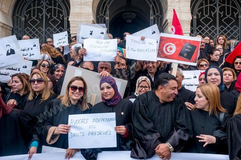 6 décémbre 2016 : Plus de 2.000 avocats ont manifesté mardi à Tunis contre les nouvelles dispositions fiscales qui leur ont été imposées dans le projet de budget 2017, actuellement examiné par le Parlement."Avec notre âme, avec notre sang nous défendrons le métier d'avocat", ont crié les manifestants en robe noire devant le siège du gouvernement à la Kasbah, dans le centre de Tunis, après une marche de quelques centaines de mètres."Les avocats sont en colère!", "Nous n'allons pas financer votre corruption", pouvait-on lire sur des pancartes brandies par les protestataires, dont beaucoup jugent les nouvelles mesures "injustes" et "inapplicables".En cause, des taxes imposées pour chaque dossier traité, pouvant être déduites de l'impôt sur le revenu et prévues dans le projet de loi de finances 2017.Ce mouvement ne fait toutefois pas l'unanimité, et sur les réseaux sociaux comme dans certains médias, les protestations des avocats ont été considérées comme une volonté de bénéficier d'un traitement spécial. Selon le webzine Inkyfada, qui a analysé des données officielles, 60% des avocats enregistrés n'ont pas déclaré d'impôts en 2015, et "les avocats en règle paient en moyenne 228 dinars (92 euros) d'impôt sur le revenu par mois".