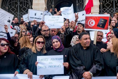 6 décémbre 2016 : Plus de 2.000 avocats ont manifesté mardi à Tunis contre les nouvelles dispositions fiscales qui leur ont été imposées dans le projet de budget 2017, actuellement examiné par le Parlement."Avec notre âme, avec notre sang nous défendrons le métier d'avocat", ont crié les manifestants en robe noire devant le siège du gouvernement à la Kasbah, dans le centre de Tunis, après une marche de quelques centaines de mètres."Les avocats sont en colère!", "Nous n'allons pas financer votre corruption", pouvait-on lire sur des pancartes brandies par les protestataires, dont beaucoup jugent les nouvelles mesures "injustes" et "inapplicables".En cause, des taxes imposées pour chaque dossier traité, pouvant être déduites de l'impôt sur le revenu et prévues dans le projet de loi de finances 2017.Ce mouvement ne fait toutefois pas l'unanimité, et sur les réseaux sociaux comme dans certains médias, les protestations des avocats ont été considérées comme une volonté de bénéficier d'un traitement spécial. Selon le webzine Inkyfada, qui a analysé des données officielles, 60% des avocats enregistrés n'ont pas déclaré d'impôts en 2015, et "les avocats en règle paient en moyenne 228 dinars (92 euros) d'impôt sur le revenu par mois".