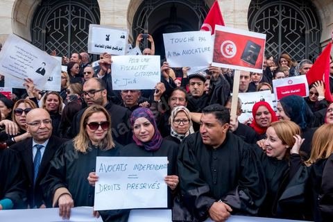 6 décémbre 2016 : Plus de 2.000 avocats ont manifesté mardi à Tunis contre les nouvelles dispositions fiscales qui leur ont été imposées dans le projet de budget 2017, actuellement examiné par le Parlement."Avec notre âme, avec notre sang nous défendrons le métier d'avocat", ont crié les manifestants en robe noire devant le siège du gouvernement à la Kasbah, dans le centre de Tunis, après une marche de quelques centaines de mètres."Les avocats sont en colère!", "Nous n'allons pas financer votre corruption", pouvait-on lire sur des pancartes brandies par les protestataires, dont beaucoup jugent les nouvelles mesures "injustes" et "inapplicables".En cause, des taxes imposées pour chaque dossier traité, pouvant être déduites de l'impôt sur le revenu et prévues dans le projet de loi de finances 2017.Ce mouvement ne fait toutefois pas l'unanimité, et sur les réseaux sociaux comme dans certains médias, les protestations des avocats ont été considérées comme une volonté de bénéficier d'un traitement spécial. Selon le webzine Inkyfada, qui a analysé des données officielles, 60% des avocats enregistrés n'ont pas déclaré d'impôts en 2015, et "les avocats en règle paient en moyenne 228 dinars (92 euros) d'impôt sur le revenu par mois".