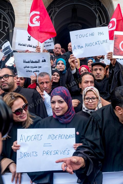 6 décémbre 2016 : Plus de 2.000 avocats ont manifesté mardi à Tunis contre les nouvelles dispositions fiscales qui leur ont été imposées dans le projet de budget 2017, actuellement examiné par le Parlement."Avec notre âme, avec notre sang nous défendrons le métier d'avocat", ont crié les manifestants en robe noire devant le siège du gouvernement à la Kasbah, dans le centre de Tunis, après une marche de quelques centaines de mètres."Les avocats sont en colère!", "Nous n'allons pas financer votre corruption", pouvait-on lire sur des pancartes brandies par les protestataires, dont beaucoup jugent les nouvelles mesures "injustes" et "inapplicables".En cause, des taxes imposées pour chaque dossier traité, pouvant être déduites de l'impôt sur le revenu et prévues dans le projet de loi de finances 2017.Ce mouvement ne fait toutefois pas l'unanimité, et sur les réseaux sociaux comme dans certains médias, les protestations des avocats ont été considérées comme une volonté de bénéficier d'un traitement spécial. Selon le webzine Inkyfada, qui a analysé des données officielles, 60% des avocats enregistrés n'ont pas déclaré d'impôts en 2015, et "les avocats en règle paient en moyenne 228 dinars (92 euros) d'impôt sur le revenu par mois".