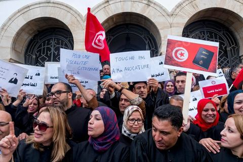 6 décémbre 2016 : Plus de 2.000 avocats ont manifesté mardi à Tunis contre les nouvelles dispositions fiscales qui leur ont été imposées dans le projet de budget 2017, actuellement examiné par le Parlement."Avec notre âme, avec notre sang nous défendrons le métier d'avocat", ont crié les manifestants en robe noire devant le siège du gouvernement à la Kasbah, dans le centre de Tunis, après une marche de quelques centaines de mètres."Les avocats sont en colère!", "Nous n'allons pas financer votre corruption", pouvait-on lire sur des pancartes brandies par les protestataires, dont beaucoup jugent les nouvelles mesures "injustes" et "inapplicables".En cause, des taxes imposées pour chaque dossier traité, pouvant être déduites de l'impôt sur le revenu et prévues dans le projet de loi de finances 2017.Ce mouvement ne fait toutefois pas l'unanimité, et sur les réseaux sociaux comme dans certains médias, les protestations des avocats ont été considérées comme une volonté de bénéficier d'un traitement spécial. Selon le webzine Inkyfada, qui a analysé des données officielles, 60% des avocats enregistrés n'ont pas déclaré d'impôts en 2015, et "les avocats en règle paient en moyenne 228 dinars (92 euros) d'impôt sur le revenu par mois".