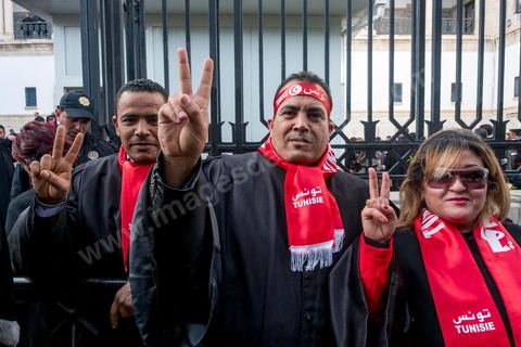 6 décémbre 2016 : Plus de 2.000 avocats ont manifesté mardi à Tunis contre les nouvelles dispositions fiscales qui leur ont été imposées dans le projet de budget 2017, actuellement examiné par le Parlement."Avec notre âme, avec notre sang nous défendrons le métier d'avocat", ont crié les manifestants en robe noire devant le siège du gouvernement à la Kasbah, dans le centre de Tunis, après une marche de quelques centaines de mètres."Les avocats sont en colère!", "Nous n'allons pas financer votre corruption", pouvait-on lire sur des pancartes brandies par les protestataires, dont beaucoup jugent les nouvelles mesures "injustes" et "inapplicables".En cause, des taxes imposées pour chaque dossier traité, pouvant être déduites de l'impôt sur le revenu et prévues dans le projet de loi de finances 2017.Ce mouvement ne fait toutefois pas l'unanimité, et sur les réseaux sociaux comme dans certains médias, les protestations des avocats ont été considérées comme une volonté de bénéficier d'un traitement spécial. Selon le webzine Inkyfada, qui a analysé des données officielles, 60% des avocats enregistrés n'ont pas déclaré d'impôts en 2015, et "les avocats en règle paient en moyenne 228 dinars (92 euros) d'impôt sur le revenu par mois".
