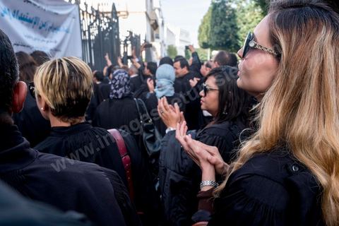 6 décémbre 2016 : Plus de 2.000 avocats ont manifesté mardi à Tunis contre les nouvelles dispositions fiscales qui leur ont été imposées dans le projet de budget 2017, actuellement examiné par le Parlement."Avec notre âme, avec notre sang nous défendrons le métier d'avocat", ont crié les manifestants en robe noire devant le siège du gouvernement à la Kasbah, dans le centre de Tunis, après une marche de quelques centaines de mètres."Les avocats sont en colère!", "Nous n'allons pas financer votre corruption", pouvait-on lire sur des pancartes brandies par les protestataires, dont beaucoup jugent les nouvelles mesures "injustes" et "inapplicables".En cause, des taxes imposées pour chaque dossier traité, pouvant être déduites de l'impôt sur le revenu et prévues dans le projet de loi de finances 2017.Ce mouvement ne fait toutefois pas l'unanimité, et sur les réseaux sociaux comme dans certains médias, les protestations des avocats ont été considérées comme une volonté de bénéficier d'un traitement spécial. Selon le webzine Inkyfada, qui a analysé des données officielles, 60% des avocats enregistrés n'ont pas déclaré d'impôts en 2015, et "les avocats en règle paient en moyenne 228 dinars (92 euros) d'impôt sur le revenu par mois".