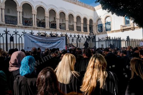 6 décémbre 2016 : Plus de 2.000 avocats ont manifesté mardi à Tunis contre les nouvelles dispositions fiscales qui leur ont été imposées dans le projet de budget 2017, actuellement examiné par le Parlement."Avec notre âme, avec notre sang nous défendrons le métier d'avocat", ont crié les manifestants en robe noire devant le siège du gouvernement à la Kasbah, dans le centre de Tunis, après une marche de quelques centaines de mètres."Les avocats sont en colère!", "Nous n'allons pas financer votre corruption", pouvait-on lire sur des pancartes brandies par les protestataires, dont beaucoup jugent les nouvelles mesures "injustes" et "inapplicables".En cause, des taxes imposées pour chaque dossier traité, pouvant être déduites de l'impôt sur le revenu et prévues dans le projet de loi de finances 2017.Ce mouvement ne fait toutefois pas l'unanimité, et sur les réseaux sociaux comme dans certains médias, les protestations des avocats ont été considérées comme une volonté de bénéficier d'un traitement spécial. Selon le webzine Inkyfada, qui a analysé des données officielles, 60% des avocats enregistrés n'ont pas déclaré d'impôts en 2015, et "les avocats en règle paient en moyenne 228 dinars (92 euros) d'impôt sur le revenu par mois".