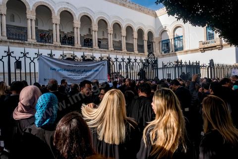 6 décémbre 2016 : Plus de 2.000 avocats ont manifesté mardi à Tunis contre les nouvelles dispositions fiscales qui leur ont été imposées dans le projet de budget 2017, actuellement examiné par le Parlement."Avec notre âme, avec notre sang nous défendrons le métier d'avocat", ont crié les manifestants en robe noire devant le siège du gouvernement à la Kasbah, dans le centre de Tunis, après une marche de quelques centaines de mètres."Les avocats sont en colère!", "Nous n'allons pas financer votre corruption", pouvait-on lire sur des pancartes brandies par les protestataires, dont beaucoup jugent les nouvelles mesures "injustes" et "inapplicables".En cause, des taxes imposées pour chaque dossier traité, pouvant être déduites de l'impôt sur le revenu et prévues dans le projet de loi de finances 2017.Ce mouvement ne fait toutefois pas l'unanimité, et sur les réseaux sociaux comme dans certains médias, les protestations des avocats ont été considérées comme une volonté de bénéficier d'un traitement spécial. Selon le webzine Inkyfada, qui a analysé des données officielles, 60% des avocats enregistrés n'ont pas déclaré d'impôts en 2015, et "les avocats en règle paient en moyenne 228 dinars (92 euros) d'impôt sur le revenu par mois".