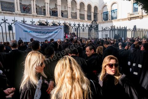 6 décémbre 2016 : Plus de 2.000 avocats ont manifesté mardi à Tunis contre les nouvelles dispositions fiscales qui leur ont été imposées dans le projet de budget 2017, actuellement examiné par le Parlement."Avec notre âme, avec notre sang nous défendrons le métier d'avocat", ont crié les manifestants en robe noire devant le siège du gouvernement à la Kasbah, dans le centre de Tunis, après une marche de quelques centaines de mètres."Les avocats sont en colère!", "Nous n'allons pas financer votre corruption", pouvait-on lire sur des pancartes brandies par les protestataires, dont beaucoup jugent les nouvelles mesures "injustes" et "inapplicables".En cause, des taxes imposées pour chaque dossier traité, pouvant être déduites de l'impôt sur le revenu et prévues dans le projet de loi de finances 2017.Ce mouvement ne fait toutefois pas l'unanimité, et sur les réseaux sociaux comme dans certains médias, les protestations des avocats ont été considérées comme une volonté de bénéficier d'un traitement spécial. Selon le webzine Inkyfada, qui a analysé des données officielles, 60% des avocats enregistrés n'ont pas déclaré d'impôts en 2015, et "les avocats en règle paient en moyenne 228 dinars (92 euros) d'impôt sur le revenu par mois".