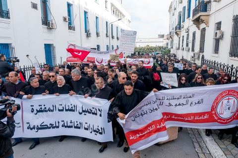 6 décémbre 2016 : Plus de 2.000 avocats ont manifesté mardi à Tunis contre les nouvelles dispositions fiscales qui leur ont été imposées dans le projet de budget 2017, actuellement examiné par le Parlement."Avec notre âme, avec notre sang nous défendrons le métier d'avocat", ont crié les manifestants en robe noire devant le siège du gouvernement à la Kasbah, dans le centre de Tunis, après une marche de quelques centaines de mètres."Les avocats sont en colère!", "Nous n'allons pas financer votre corruption", pouvait-on lire sur des pancartes brandies par les protestataires, dont beaucoup jugent les nouvelles mesures "injustes" et "inapplicables".En cause, des taxes imposées pour chaque dossier traité, pouvant être déduites de l'impôt sur le revenu et prévues dans le projet de loi de finances 2017.Ce mouvement ne fait toutefois pas l'unanimité, et sur les réseaux sociaux comme dans certains médias, les protestations des avocats ont été considérées comme une volonté de bénéficier d'un traitement spécial. Selon le webzine Inkyfada, qui a analysé des données officielles, 60% des avocats enregistrés n'ont pas déclaré d'impôts en 2015, et "les avocats en règle paient en moyenne 228 dinars (92 euros) d'impôt sur le revenu par mois".