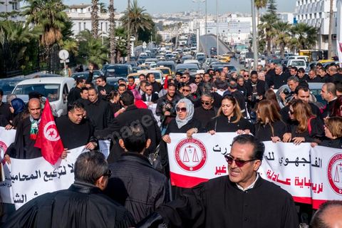 6 décémbre 2016 : Plus de 2.000 avocats ont manifesté mardi à Tunis contre les nouvelles dispositions fiscales qui leur ont été imposées dans le projet de budget 2017, actuellement examiné par le Parlement."Avec notre âme, avec notre sang nous défendrons le métier d'avocat", ont crié les manifestants en robe noire devant le siège du gouvernement à la Kasbah, dans le centre de Tunis, après une marche de quelques centaines de mètres."Les avocats sont en colère!", "Nous n'allons pas financer votre corruption", pouvait-on lire sur des pancartes brandies par les protestataires, dont beaucoup jugent les nouvelles mesures "injustes" et "inapplicables".En cause, des taxes imposées pour chaque dossier traité, pouvant être déduites de l'impôt sur le revenu et prévues dans le projet de loi de finances 2017.Ce mouvement ne fait toutefois pas l'unanimité, et sur les réseaux sociaux comme dans certains médias, les protestations des avocats ont été considérées comme une volonté de bénéficier d'un traitement spécial. Selon le webzine Inkyfada, qui a analysé des données officielles, 60% des avocats enregistrés n'ont pas déclaré d'impôts en 2015, et "les avocats en règle paient en moyenne 228 dinars (92 euros) d'impôt sur le revenu par mois".