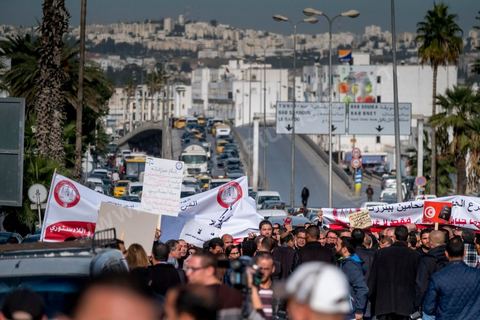 6 décémbre 2016 : Plus de 2.000 avocats ont manifesté mardi à Tunis contre les nouvelles dispositions fiscales qui leur ont été imposées dans le projet de budget 2017, actuellement examiné par le Parlement."Avec notre âme, avec notre sang nous défendrons le métier d'avocat", ont crié les manifestants en robe noire devant le siège du gouvernement à la Kasbah, dans le centre de Tunis, après une marche de quelques centaines de mètres."Les avocats sont en colère!", "Nous n'allons pas financer votre corruption", pouvait-on lire sur des pancartes brandies par les protestataires, dont beaucoup jugent les nouvelles mesures "injustes" et "inapplicables".En cause, des taxes imposées pour chaque dossier traité, pouvant être déduites de l'impôt sur le revenu et prévues dans le projet de loi de finances 2017.Ce mouvement ne fait toutefois pas l'unanimité, et sur les réseaux sociaux comme dans certains médias, les protestations des avocats ont été considérées comme une volonté de bénéficier d'un traitement spécial. Selon le webzine Inkyfada, qui a analysé des données officielles, 60% des avocats enregistrés n'ont pas déclaré d'impôts en 2015, et "les avocats en règle paient en moyenne 228 dinars (92 euros) d'impôt sur le revenu par mois".