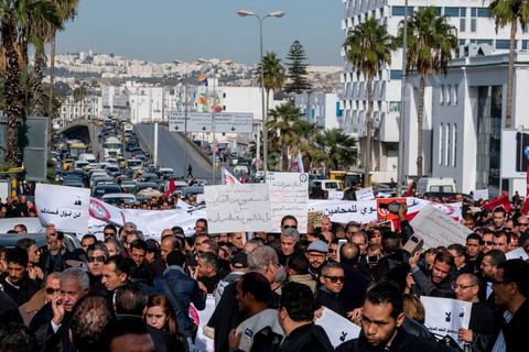 6 décémbre 2016 : Plus de 2.000 avocats ont manifesté mardi à Tunis contre les nouvelles dispositions fiscales qui leur ont été imposées dans le projet de budget 2017, actuellement examiné par le Parlement."Avec notre âme, avec notre sang nous défendrons le métier d'avocat", ont crié les manifestants en robe noire devant le siège du gouvernement à la Kasbah, dans le centre de Tunis, après une marche de quelques centaines de mètres."Les avocats sont en colère!", "Nous n'allons pas financer votre corruption", pouvait-on lire sur des pancartes brandies par les protestataires, dont beaucoup jugent les nouvelles mesures "injustes" et "inapplicables".En cause, des taxes imposées pour chaque dossier traité, pouvant être déduites de l'impôt sur le revenu et prévues dans le projet de loi de finances 2017.Ce mouvement ne fait toutefois pas l'unanimité, et sur les réseaux sociaux comme dans certains médias, les protestations des avocats ont été considérées comme une volonté de bénéficier d'un traitement spécial. Selon le webzine Inkyfada, qui a analysé des données officielles, 60% des avocats enregistrés n'ont pas déclaré d'impôts en 2015, et "les avocats en règle paient en moyenne 228 dinars (92 euros) d'impôt sur le revenu par mois".