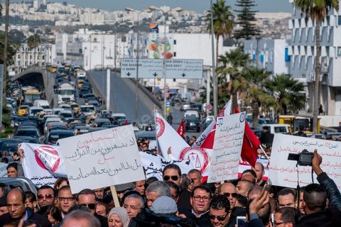 6 décémbre 2016 : Plus de 2.000 avocats ont manifesté mardi à Tunis contre les nouvelles dispositions fiscales qui leur ont été imposées dans le projet de budget 2017, actuellement examiné par le Parlement."Avec notre âme, avec notre sang nous défendrons le métier d'avocat", ont crié les manifestants en robe noire devant le siège du gouvernement à la Kasbah, dans le centre de Tunis, après une marche de quelques centaines de mètres."Les avocats sont en colère!", "Nous n'allons pas financer votre corruption", pouvait-on lire sur des pancartes brandies par les protestataires, dont beaucoup jugent les nouvelles mesures "injustes" et "inapplicables".En cause, des taxes imposées pour chaque dossier traité, pouvant être déduites de l'impôt sur le revenu et prévues dans le projet de loi de finances 2017.Ce mouvement ne fait toutefois pas l'unanimité, et sur les réseaux sociaux comme dans certains médias, les protestations des avocats ont été considérées comme une volonté de bénéficier d'un traitement spécial. Selon le webzine Inkyfada, qui a analysé des données officielles, 60% des avocats enregistrés n'ont pas déclaré d'impôts en 2015, et "les avocats en règle paient en moyenne 228 dinars (92 euros) d'impôt sur le revenu par mois".