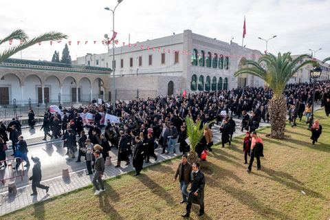 6 décémbre 2016 : Plus de 2.000 avocats ont manifesté mardi à Tunis contre les nouvelles dispositions fiscales qui leur ont été imposées dans le projet de budget 2017, actuellement examiné par le Parlement."Avec notre âme, avec notre sang nous défendrons le métier d'avocat", ont crié les manifestants en robe noire devant le siège du gouvernement à la Kasbah, dans le centre de Tunis, après une marche de quelques centaines de mètres."Les avocats sont en colère!", "Nous n'allons pas financer votre corruption", pouvait-on lire sur des pancartes brandies par les protestataires, dont beaucoup jugent les nouvelles mesures "injustes" et "inapplicables".En cause, des taxes imposées pour chaque dossier traité, pouvant être déduites de l'impôt sur le revenu et prévues dans le projet de loi de finances 2017.Ce mouvement ne fait toutefois pas l'unanimité, et sur les réseaux sociaux comme dans certains médias, les protestations des avocats ont été considérées comme une volonté de bénéficier d'un traitement spécial. Selon le webzine Inkyfada, qui a analysé des données officielles, 60% des avocats enregistrés n'ont pas déclaré d'impôts en 2015, et "les avocats en règle paient en moyenne 228 dinars (92 euros) d'impôt sur le revenu par mois".