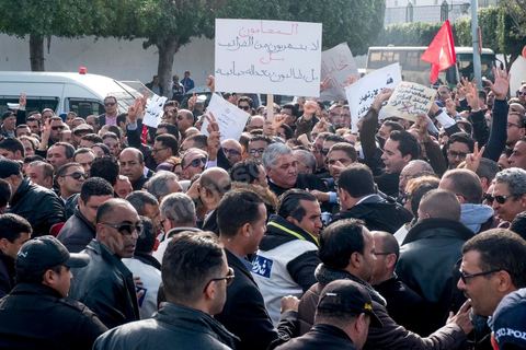 6 décémbre 2016 : Plus de 2.000 avocats ont manifesté mardi à Tunis contre les nouvelles dispositions fiscales qui leur ont été imposées dans le projet de budget 2017, actuellement examiné par le Parlement."Avec notre âme, avec notre sang nous défendrons le métier d'avocat", ont crié les manifestants en robe noire devant le siège du gouvernement à la Kasbah, dans le centre de Tunis, après une marche de quelques centaines de mètres."Les avocats sont en colère!", "Nous n'allons pas financer votre corruption", pouvait-on lire sur des pancartes brandies par les protestataires, dont beaucoup jugent les nouvelles mesures "injustes" et "inapplicables".En cause, des taxes imposées pour chaque dossier traité, pouvant être déduites de l'impôt sur le revenu et prévues dans le projet de loi de finances 2017.Ce mouvement ne fait toutefois pas l'unanimité, et sur les réseaux sociaux comme dans certains médias, les protestations des avocats ont été considérées comme une volonté de bénéficier d'un traitement spécial. Selon le webzine Inkyfada, qui a analysé des données officielles, 60% des avocats enregistrés n'ont pas déclaré d'impôts en 2015, et "les avocats en règle paient en moyenne 228 dinars (92 euros) d'impôt sur le revenu par mois".