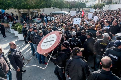 6 décémbre 2016 : Plus de 2.000 avocats ont manifesté mardi à Tunis contre les nouvelles dispositions fiscales qui leur ont été imposées dans le projet de budget 2017, actuellement examiné par le Parlement."Avec notre âme, avec notre sang nous défendrons le métier d'avocat", ont crié les manifestants en robe noire devant le siège du gouvernement à la Kasbah, dans le centre de Tunis, après une marche de quelques centaines de mètres."Les avocats sont en colère!", "Nous n'allons pas financer votre corruption", pouvait-on lire sur des pancartes brandies par les protestataires, dont beaucoup jugent les nouvelles mesures "injustes" et "inapplicables".En cause, des taxes imposées pour chaque dossier traité, pouvant être déduites de l'impôt sur le revenu et prévues dans le projet de loi de finances 2017.Ce mouvement ne fait toutefois pas l'unanimité, et sur les réseaux sociaux comme dans certains médias, les protestations des avocats ont été considérées comme une volonté de bénéficier d'un traitement spécial. Selon le webzine Inkyfada, qui a analysé des données officielles, 60% des avocats enregistrés n'ont pas déclaré d'impôts en 2015, et "les avocats en règle paient en moyenne 228 dinars (92 euros) d'impôt sur le revenu par mois".
