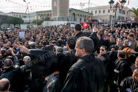 6 décémbre 2016 : Plus de 2.000 avocats ont manifesté mardi à Tunis contre les nouvelles dispositions fiscales qui leur ont été imposées dans le projet de budget 2017, actuellement examiné par le Parlement."Avec notre âme, avec notre sang nous défendrons le métier d'avocat", ont crié les manifestants en robe noire devant le siège du gouvernement à la Kasbah, dans le centre de Tunis, après une marche de quelques centaines de mètres."Les avocats sont en colère!", "Nous n'allons pas financer votre corruption", pouvait-on lire sur des pancartes brandies par les protestataires, dont beaucoup jugent les nouvelles mesures "injustes" et "inapplicables".En cause, des taxes imposées pour chaque dossier traité, pouvant être déduites de l'impôt sur le revenu et prévues dans le projet de loi de finances 2017.Ce mouvement ne fait toutefois pas l'unanimité, et sur les réseaux sociaux comme dans certains médias, les protestations des avocats ont été considérées comme une volonté de bénéficier d'un traitement spécial. Selon le webzine Inkyfada, qui a analysé des données officielles, 60% des avocats enregistrés n'ont pas déclaré d'impôts en 2015, et "les avocats en règle paient en moyenne 228 dinars (92 euros) d'impôt sur le revenu par mois".