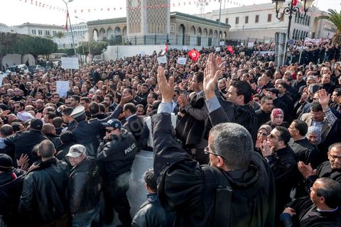 6 décémbre 2016 : Plus de 2.000 avocats ont manifesté mardi à Tunis contre les nouvelles dispositions fiscales qui leur ont été imposées dans le projet de budget 2017, actuellement examiné par le Parlement."Avec notre âme, avec notre sang nous défendrons le métier d'avocat", ont crié les manifestants en robe noire devant le siège du gouvernement à la Kasbah, dans le centre de Tunis, après une marche de quelques centaines de mètres."Les avocats sont en colère!", "Nous n'allons pas financer votre corruption", pouvait-on lire sur des pancartes brandies par les protestataires, dont beaucoup jugent les nouvelles mesures "injustes" et "inapplicables".En cause, des taxes imposées pour chaque dossier traité, pouvant être déduites de l'impôt sur le revenu et prévues dans le projet de loi de finances 2017.Ce mouvement ne fait toutefois pas l'unanimité, et sur les réseaux sociaux comme dans certains médias, les protestations des avocats ont été considérées comme une volonté de bénéficier d'un traitement spécial. Selon le webzine Inkyfada, qui a analysé des données officielles, 60% des avocats enregistrés n'ont pas déclaré d'impôts en 2015, et "les avocats en règle paient en moyenne 228 dinars (92 euros) d'impôt sur le revenu par mois".