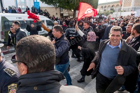 6 décémbre 2016 : Plus de 2.000 avocats ont manifesté mardi à Tunis contre les nouvelles dispositions fiscales qui leur ont été imposées dans le projet de budget 2017, actuellement examiné par le Parlement."Avec notre âme, avec notre sang nous défendrons le métier d'avocat", ont crié les manifestants en robe noire devant le siège du gouvernement à la Kasbah, dans le centre de Tunis, après une marche de quelques centaines de mètres."Les avocats sont en colère!", "Nous n'allons pas financer votre corruption", pouvait-on lire sur des pancartes brandies par les protestataires, dont beaucoup jugent les nouvelles mesures "injustes" et "inapplicables".En cause, des taxes imposées pour chaque dossier traité, pouvant être déduites de l'impôt sur le revenu et prévues dans le projet de loi de finances 2017.Ce mouvement ne fait toutefois pas l'unanimité, et sur les réseaux sociaux comme dans certains médias, les protestations des avocats ont été considérées comme une volonté de bénéficier d'un traitement spécial. Selon le webzine Inkyfada, qui a analysé des données officielles, 60% des avocats enregistrés n'ont pas déclaré d'impôts en 2015, et "les avocats en règle paient en moyenne 228 dinars (92 euros) d'impôt sur le revenu par mois".