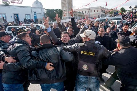 6 décémbre 2016 : Plus de 2.000 avocats ont manifesté mardi à Tunis contre les nouvelles dispositions fiscales qui leur ont été imposées dans le projet de budget 2017, actuellement examiné par le Parlement."Avec notre âme, avec notre sang nous défendrons le métier d'avocat", ont crié les manifestants en robe noire devant le siège du gouvernement à la Kasbah, dans le centre de Tunis, après une marche de quelques centaines de mètres."Les avocats sont en colère!", "Nous n'allons pas financer votre corruption", pouvait-on lire sur des pancartes brandies par les protestataires, dont beaucoup jugent les nouvelles mesures "injustes" et "inapplicables".En cause, des taxes imposées pour chaque dossier traité, pouvant être déduites de l'impôt sur le revenu et prévues dans le projet de loi de finances 2017.Ce mouvement ne fait toutefois pas l'unanimité, et sur les réseaux sociaux comme dans certains médias, les protestations des avocats ont été considérées comme une volonté de bénéficier d'un traitement spécial. Selon le webzine Inkyfada, qui a analysé des données officielles, 60% des avocats enregistrés n'ont pas déclaré d'impôts en 2015, et "les avocats en règle paient en moyenne 228 dinars (92 euros) d'impôt sur le revenu par mois".