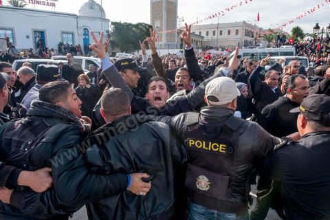 6 décémbre 2016 : Plus de 2.000 avocats ont manifesté mardi à Tunis contre les nouvelles dispositions fiscales qui leur ont été imposées dans le projet de budget 2017, actuellement examiné par le Parlement."Avec notre âme, avec notre sang nous défendrons le métier d'avocat", ont crié les manifestants en robe noire devant le siège du gouvernement à la Kasbah, dans le centre de Tunis, après une marche de quelques centaines de mètres."Les avocats sont en colère!", "Nous n'allons pas financer votre corruption", pouvait-on lire sur des pancartes brandies par les protestataires, dont beaucoup jugent les nouvelles mesures "injustes" et "inapplicables".En cause, des taxes imposées pour chaque dossier traité, pouvant être déduites de l'impôt sur le revenu et prévues dans le projet de loi de finances 2017.Ce mouvement ne fait toutefois pas l'unanimité, et sur les réseaux sociaux comme dans certains médias, les protestations des avocats ont été considérées comme une volonté de bénéficier d'un traitement spécial. Selon le webzine Inkyfada, qui a analysé des données officielles, 60% des avocats enregistrés n'ont pas déclaré d'impôts en 2015, et "les avocats en règle paient en moyenne 228 dinars (92 euros) d'impôt sur le revenu par mois".
