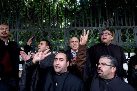 6 décémbre 2016 : Plus de 2.000 avocats ont manifesté mardi à Tunis contre les nouvelles dispositions fiscales qui leur ont été imposées dans le projet de budget 2017, actuellement examiné par le Parlement."Avec notre âme, avec notre sang nous défendrons le métier d'avocat", ont crié les manifestants en robe noire devant le siège du gouvernement à la Kasbah, dans le centre de Tunis, après une marche de quelques centaines de mètres."Les avocats sont en colère!", "Nous n'allons pas financer votre corruption", pouvait-on lire sur des pancartes brandies par les protestataires, dont beaucoup jugent les nouvelles mesures "injustes" et "inapplicables".En cause, des taxes imposées pour chaque dossier traité, pouvant être déduites de l'impôt sur le revenu et prévues dans le projet de loi de finances 2017.Ce mouvement ne fait toutefois pas l'unanimité, et sur les réseaux sociaux comme dans certains médias, les protestations des avocats ont été considérées comme une volonté de bénéficier d'un traitement spécial. Selon le webzine Inkyfada, qui a analysé des données officielles, 60% des avocats enregistrés n'ont pas déclaré d'impôts en 2015, et "les avocats en règle paient en moyenne 228 dinars (92 euros) d'impôt sur le revenu par mois".