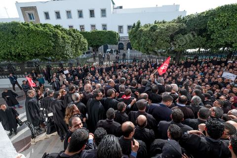 6 décémbre 2016 : Plus de 2.000 avocats ont manifesté mardi à Tunis contre les nouvelles dispositions fiscales qui leur ont été imposées dans le projet de budget 2017, actuellement examiné par le Parlement."Avec notre âme, avec notre sang nous défendrons le métier d'avocat", ont crié les manifestants en robe noire devant le siège du gouvernement à la Kasbah, dans le centre de Tunis, après une marche de quelques centaines de mètres."Les avocats sont en colère!", "Nous n'allons pas financer votre corruption", pouvait-on lire sur des pancartes brandies par les protestataires, dont beaucoup jugent les nouvelles mesures "injustes" et "inapplicables".En cause, des taxes imposées pour chaque dossier traité, pouvant être déduites de l'impôt sur le revenu et prévues dans le projet de loi de finances 2017.Ce mouvement ne fait toutefois pas l'unanimité, et sur les réseaux sociaux comme dans certains médias, les protestations des avocats ont été considérées comme une volonté de bénéficier d'un traitement spécial. Selon le webzine Inkyfada, qui a analysé des données officielles, 60% des avocats enregistrés n'ont pas déclaré d'impôts en 2015, et "les avocats en règle paient en moyenne 228 dinars (92 euros) d'impôt sur le revenu par mois".
