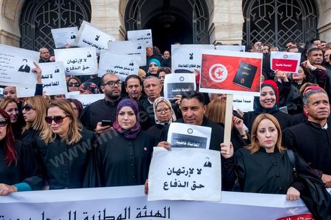 6 décémbre 2016 : Plus de 2.000 avocats ont manifesté mardi à Tunis contre les nouvelles dispositions fiscales qui leur ont été imposées dans le projet de budget 2017, actuellement examiné par le Parlement."Avec notre âme, avec notre sang nous défendrons le métier d'avocat", ont crié les manifestants en robe noire devant le siège du gouvernement à la Kasbah, dans le centre de Tunis, après une marche de quelques centaines de mètres."Les avocats sont en colère!", "Nous n'allons pas financer votre corruption", pouvait-on lire sur des pancartes brandies par les protestataires, dont beaucoup jugent les nouvelles mesures "injustes" et "inapplicables".En cause, des taxes imposées pour chaque dossier traité, pouvant être déduites de l'impôt sur le revenu et prévues dans le projet de loi de finances 2017.Ce mouvement ne fait toutefois pas l'unanimité, et sur les réseaux sociaux comme dans certains médias, les protestations des avocats ont été considérées comme une volonté de bénéficier d'un traitement spécial. Selon le webzine Inkyfada, qui a analysé des données officielles, 60% des avocats enregistrés n'ont pas déclaré d'impôts en 2015, et "les avocats en règle paient en moyenne 228 dinars (92 euros) d'impôt sur le revenu par mois".