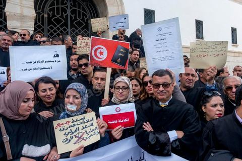 6 décémbre 2016 : Plus de 2.000 avocats ont manifesté mardi à Tunis contre les nouvelles dispositions fiscales qui leur ont été imposées dans le projet de budget 2017, actuellement examiné par le Parlement."Avec notre âme, avec notre sang nous défendrons le métier d'avocat", ont crié les manifestants en robe noire devant le siège du gouvernement à la Kasbah, dans le centre de Tunis, après une marche de quelques centaines de mètres."Les avocats sont en colère!", "Nous n'allons pas financer votre corruption", pouvait-on lire sur des pancartes brandies par les protestataires, dont beaucoup jugent les nouvelles mesures "injustes" et "inapplicables".En cause, des taxes imposées pour chaque dossier traité, pouvant être déduites de l'impôt sur le revenu et prévues dans le projet de loi de finances 2017.Ce mouvement ne fait toutefois pas l'unanimité, et sur les réseaux sociaux comme dans certains médias, les protestations des avocats ont été considérées comme une volonté de bénéficier d'un traitement spécial. Selon le webzine Inkyfada, qui a analysé des données officielles, 60% des avocats enregistrés n'ont pas déclaré d'impôts en 2015, et "les avocats en règle paient en moyenne 228 dinars (92 euros) d'impôt sur le revenu par mois".
