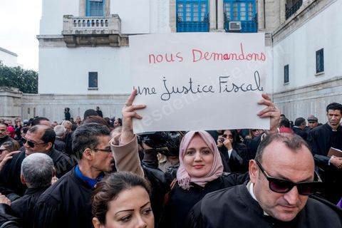 6 décémbre 2016 : Plus de 2.000 avocats ont manifesté mardi à Tunis contre les nouvelles dispositions fiscales qui leur ont été imposées dans le projet de budget 2017, actuellement examiné par le Parlement."Avec notre âme, avec notre sang nous défendrons le métier d'avocat", ont crié les manifestants en robe noire devant le siège du gouvernement à la Kasbah, dans le centre de Tunis, après une marche de quelques centaines de mètres."Les avocats sont en colère!", "Nous n'allons pas financer votre corruption", pouvait-on lire sur des pancartes brandies par les protestataires, dont beaucoup jugent les nouvelles mesures "injustes" et "inapplicables".En cause, des taxes imposées pour chaque dossier traité, pouvant être déduites de l'impôt sur le revenu et prévues dans le projet de loi de finances 2017.Ce mouvement ne fait toutefois pas l'unanimité, et sur les réseaux sociaux comme dans certains médias, les protestations des avocats ont été considérées comme une volonté de bénéficier d'un traitement spécial. Selon le webzine Inkyfada, qui a analysé des données officielles, 60% des avocats enregistrés n'ont pas déclaré d'impôts en 2015, et "les avocats en règle paient en moyenne 228 dinars (92 euros) d'impôt sur le revenu par mois".