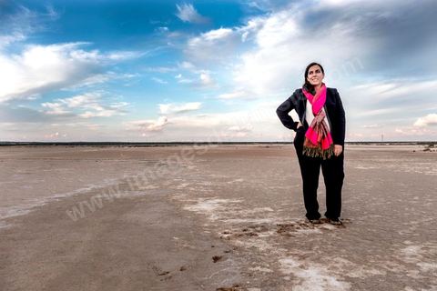 1er novembre 2016 : Depuis ses 11 ans, Sarah Toumi ne jure que par l’action collective. Fondatrice, en 2008, de Dream, un « réseau d’échange et d’action pour le développement » destiné aux jeunes, Sarah Toumi, aujourd’hui 29 ans, quitte Paris en 2012 pour retrouver la campagne tunisienne et ses souvenirs d’enfance. N’ayant jamais pu oublier les inégalités et la pauvreté qui régnaient à Bir Salah, le village de son grand-père, dans la région de Sfax (Centre), elle crée Acacias for All, une entreprise « à vocation sociale ».Objectif : réduire le déficit hydrique de cette localité affectée par le changement climatique. Une initiative qui vaut à Sarah Toumi d’être la seule Arabe et Africaine à figurer dans le classement mondial 2016 des trente meilleurs entrepreneurs de moins de 30 ans, établi par le magazine américain Forbes.